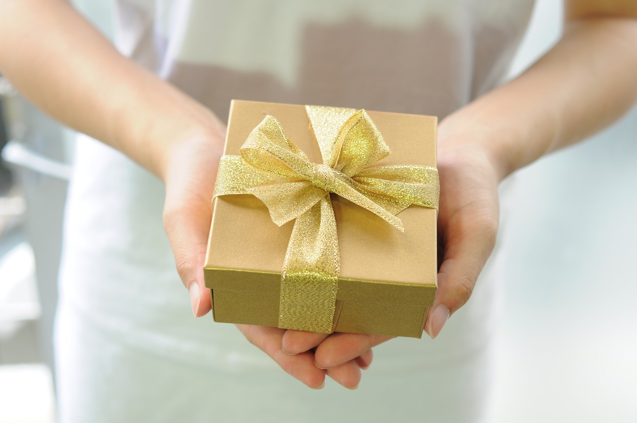 プレゼントイメージ　女性から　ゴールドボックス　ﾌﾘｰ素材